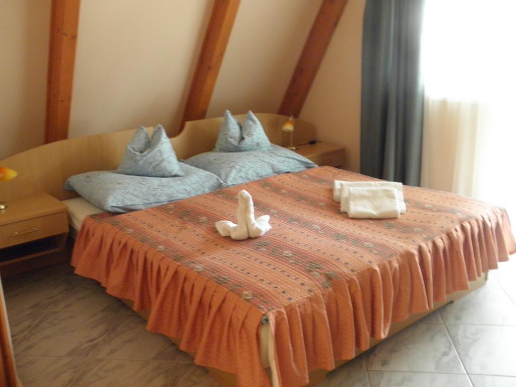 Kristaly Apartman Bed and Breakfast Hévíz Exterior foto